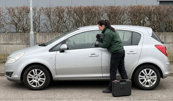 Auto avamine võtmeta, ukseraami serv pühitakse enne õhkkiilu paigaldamist tolmust puhtaks.