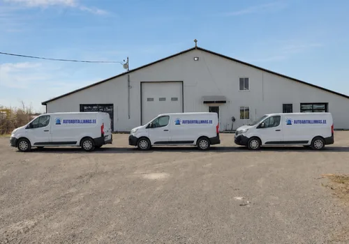 Autoabi Tallinnas kolm logoga kaubikut laohoone ees kruusaplatsil, kolmest platvormveokist vanim on 2016. aasta väljalaskega.