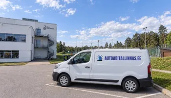Sinise vilkurilogoga autoabitallinnas.ee kaubik Keila muusikakooli juures, 2013. aastal veeti Keilas rikki läinud autod Tallinna veel kaubiku autoveohaagisel.