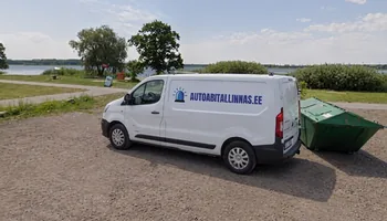 Vilkurilogoga autoabitallinnas.ee kaubik seisab Maardu järve ääres, aastal 2025 teisaldati Maardus Peterburi tee teepervelt 38 autot.