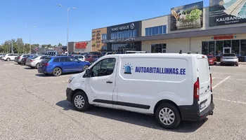 Sinise vilkuriga autoabitallinnas.ee kaubik täis parklas Viimsi Keskuse ees, poolsaare kutsele sõidab autopargi väikseima pöörderaadiusega kaubik.