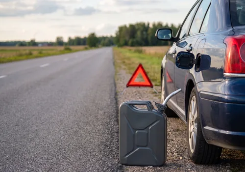 Tilaga metallkanister kruusapeenral tumesinise auto avatud kütuseluugi juures, taga ohukolmnurk, meie kütuselehtril on peen sõel, mis hoiab mustuse paagist eemal.