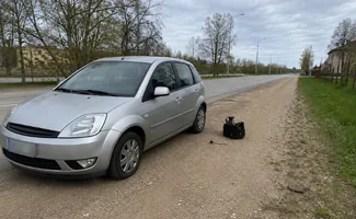 Tee äärde seisma jäänud hõbedane sõiduauto kruusapeenral, kõrval maas must kott, aastal 2025 sai Autoabi Tallinnas kohapeal käima 2 187 tühja akuga autot.