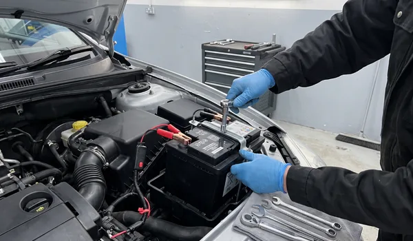 Sinistes kinnastes tehnik paigaldab mootoriruumi akut padrunvõtmega, kõrval lebavad mutrivõtmed, akud tellitakse Eesti maaletoojalt tootmiskuu järgi.